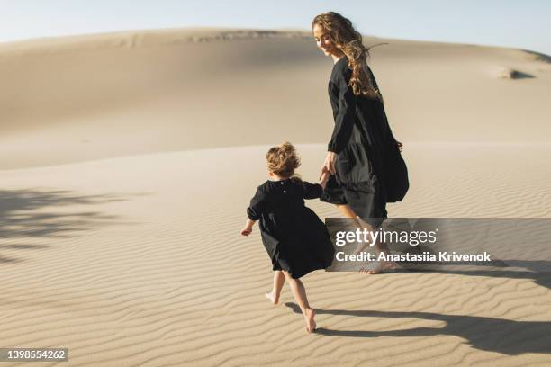 mother with little daughter in the desert. - happy arab family on travel stock pictures, royalty-free photos & images