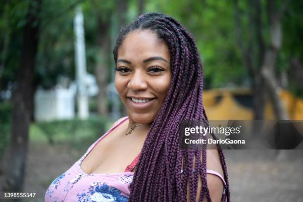 mujer lgtb en el parque - purple hair fotografías e imágenes de stock