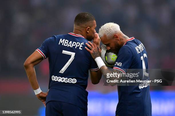 Neymar Jr of Paris Saint-Germain speaks with teammate Kylian Mbappe during the Ligue 1 Uber Eats match between Paris Saint Germain and FC Metz at...