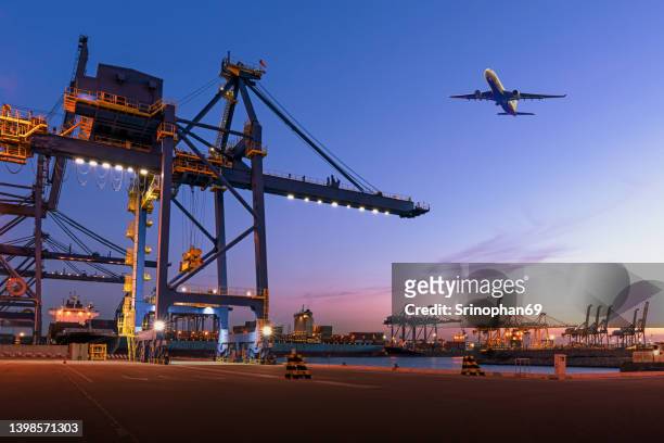 cargo berth - verkehrsgebäude stock-fotos und bilder