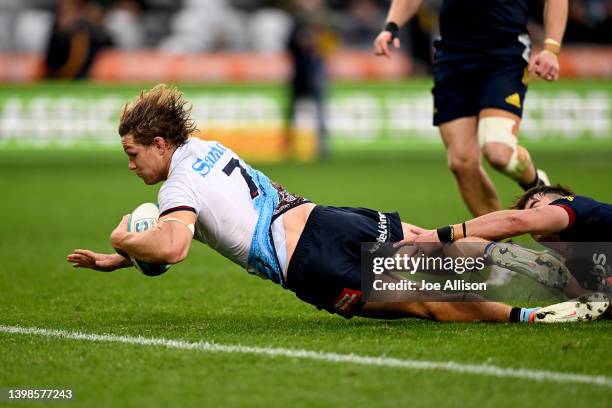 Michael Hooper of the Waratahs scores a try during the round 14 Super Rugby Pacific match between the Highlanders and the NSW Waratahs at Forsyth...