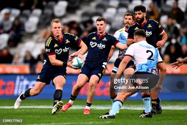 Sam Gilbert of the Highlanders passes the ball during the round 14 Super Rugby Pacific match between the Highlanders and the NSW Waratahs at Forsyth...