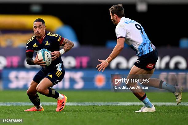 Aaron Smith of the Highlanders looks for a gap in the defence during the round 14 Super Rugby Pacific match between the Highlanders and the NSW...