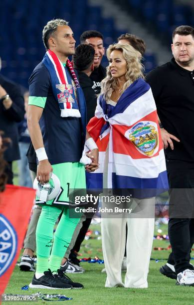 Goalkeeper of PSG Keylor Navas and his wife Andrea Salas following the French Ligue 1 trophy presentation after the Ligue 1 Uber Eats match between...