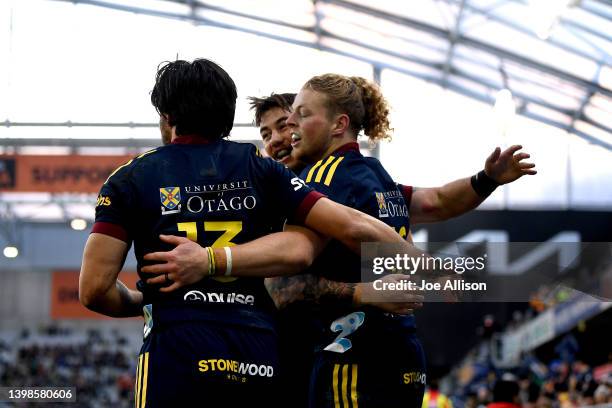 The Highlanders celebrate a try scored by Scott Gregory during the round 14 Super Rugby Pacific match between the Highlanders and the NSW Waratahs at...
