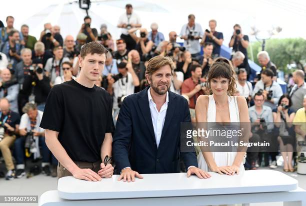 Harris Dickinson, Director Ruben Ostlund and Charlbi Dean Kriek attend the photocall for "Triangle Of Sadness" during the 75th annual Cannes film...