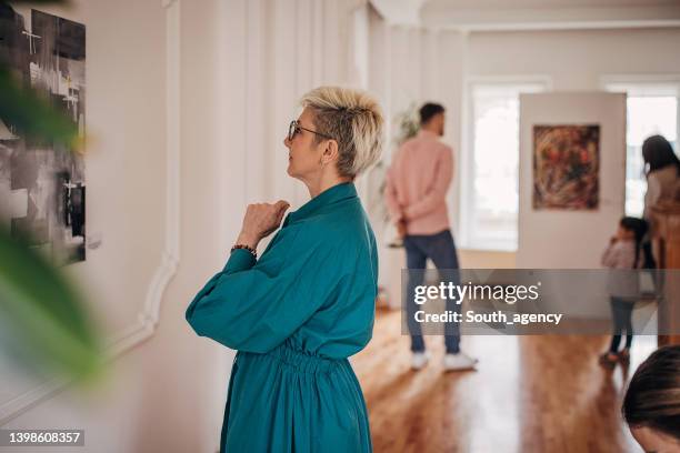 mujer en la galería de arte - galeria de arte fotografías e imágenes de stock