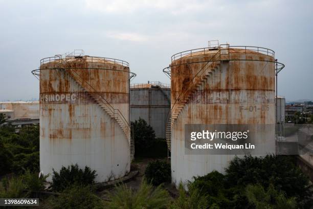 oil storage tank - stadtbezirk xiamen stock-fotos und bilder