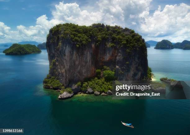 schöne grüne lagune und weißer sandstrand in der nähe der insel koh hong andamanensee in der provinz krabi, thailand. - krabi province stock-fotos und bilder