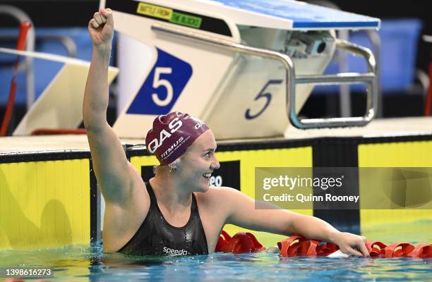 Ariarne Titmus of Australia celebrates winning the Womens 400 Metre Freestyle Final during day five of the 2022 Australian Swimming Championships at...