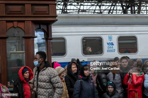crowd at the lviv train station - 難民 個照片及圖片檔