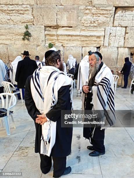 hablando con mi rabino en el kotel de jerusalén - jewish prayer shawl fotografías e imágenes de stock