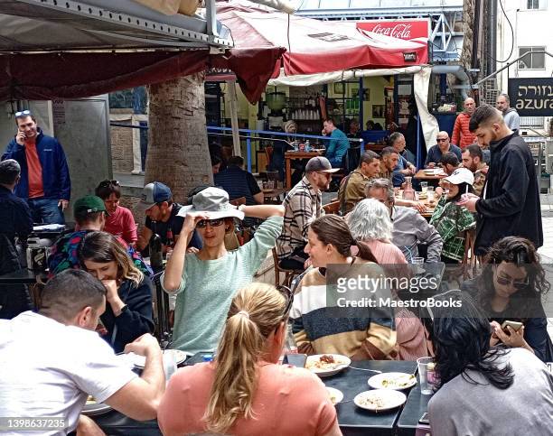 bestes outdoor-café auf dem mahane yehuda markt. - middle east cool stock-fotos und bilder