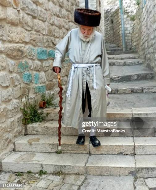 hasidic rabbi going for his early morning prayers. - hasidic jew stock pictures, royalty-free photos & images