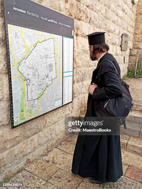 étudiant grec orthodoxe au séminaire voyageant à jérusalem. - orthodox photos et images de collection