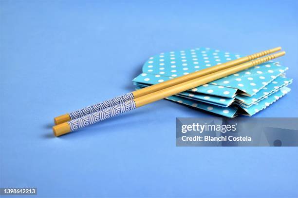 carton package for chinese food with chopsticks - eetstokje stockfoto's en -beelden