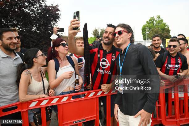 Riccardo Montolivo, former AC Milan players poses for photos with fans outside the stadium prior to the Serie A match between US Sassuolo and AC...