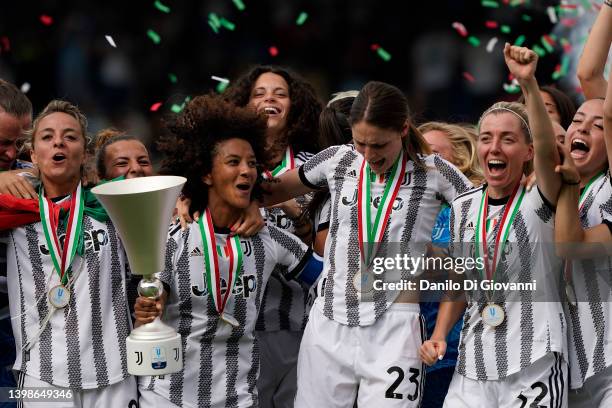 Juventus Woman celebrate the victory of the Women Coppa Italia Final between Juventus and AS Roma at Stadio Paolo Mazza on May 22, 2022 in Ferrara,...