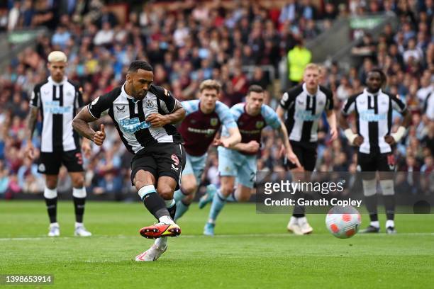 Callum Wilson of Newcastle United scores their side's first goal from the penalty spot during the Premier League match between Burnley and Newcastle...