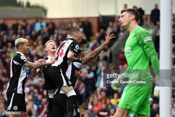 Callum Wilson of Newcastle United celebrates with teammates after scoring their side's first goal from the penalty spot during the Premier League...