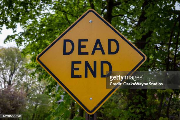 yellow square roadsign with information of dead end street - dead end stock-fotos und bilder