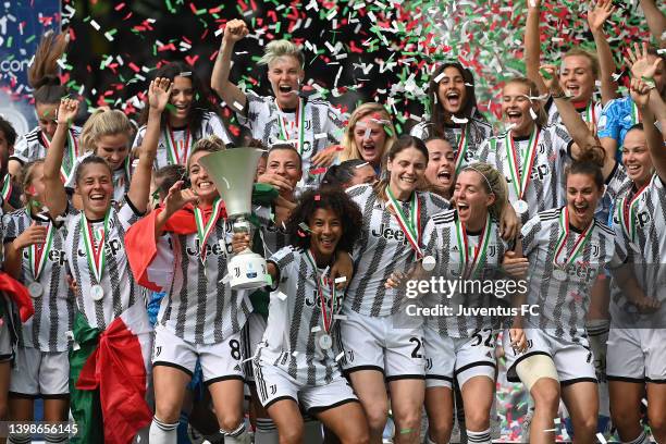 Juventus Women players celebrate the winning of the Italian Cup after the Women Coppa Italia Final between Juventus and AS Roma at Stadio Paolo Mazza...