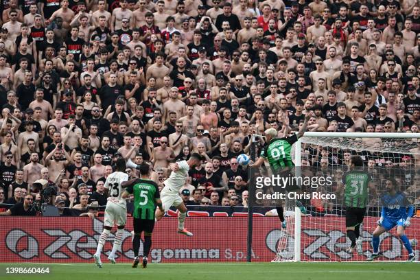 Olivier Giroud of AC Milan has a header saved by Andrea Consigli of US Sassuolo during the Serie A match between US Sassuolo and AC Milan at Mapei...