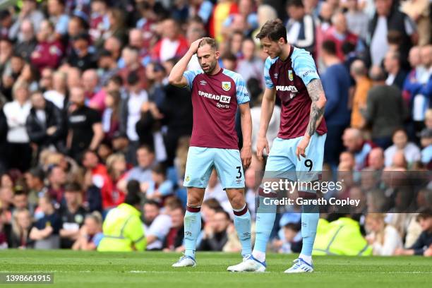 Charlie Taylor and Wout Weghorst of Burnley look dejected after the Newcastle United second goal scored by Callum Wilson during the Premier League...