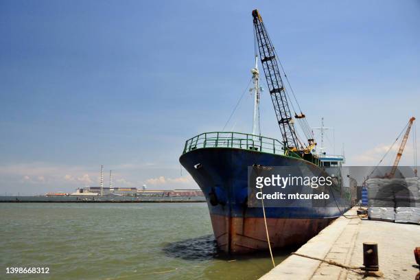 sunda kelapa harbor, ship unloading cargo on the pier, jakarta, java, indonesia - hull stock pictures, royalty-free photos & images