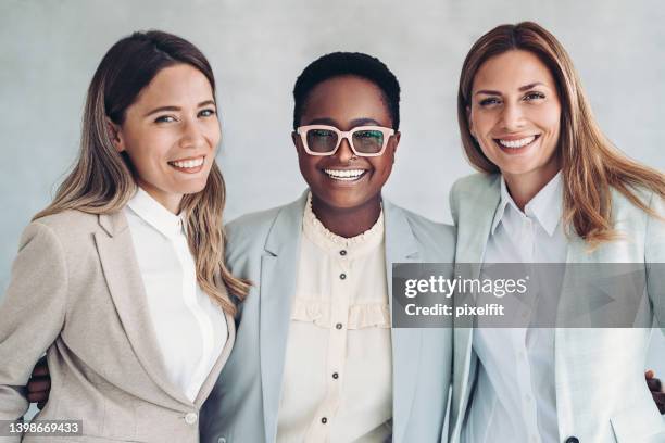 portrait of three smiling young businesswomen - blazer stockfoto's en -beelden