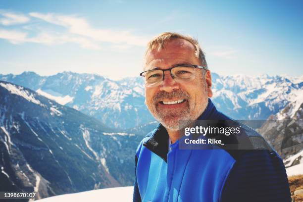 l'escursionista attraente gode della fantastica vista sul karwendelspitze nelle alpi bavaresi. - tourism life in bavaria foto e immagini stock
