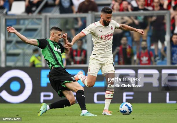 Olivier Giroud of AC Milan is challenged by Mert Muelduer of US Sassuolo during the Serie A match between US Sassuolo and AC Milan at Mapei Stadium -...