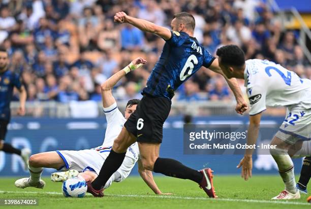 Stefan de Vrij of FC Internazionale battles for possession with Maya Yoshida of UC Sampdoria during the Serie A match between FC Internazionale and...
