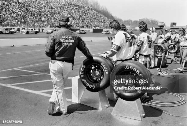 Members of NASCAR driver Alan Kulwicki's racing crew prepare for a pit stop during the running of the 1990 Busch 500 stock car race at Bristol...
