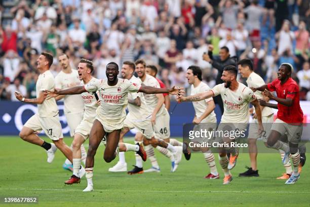 Milan players celebrate after being confirmed as Serie A champions following victory in the Serie A match between US Sassuolo and AC Milan at Mapei...