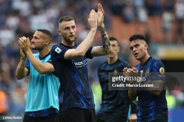 Milan Skriniar of FC Internazionale applauds the fans with teammates following the Serie A match between FC Internazionale and UC Sampdoria at Stadio...