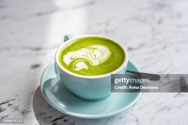 green matcha latte - matcha stockfoto's en -beelden
