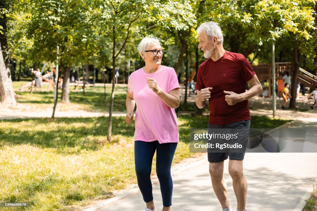 Coppia senior che fa jogging insieme