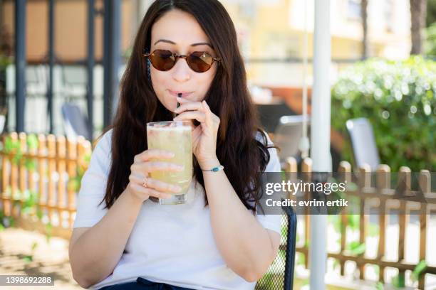 woman drinking homemade lemonade on a hot day - drinking straw stock pictures, royalty-free photos & images