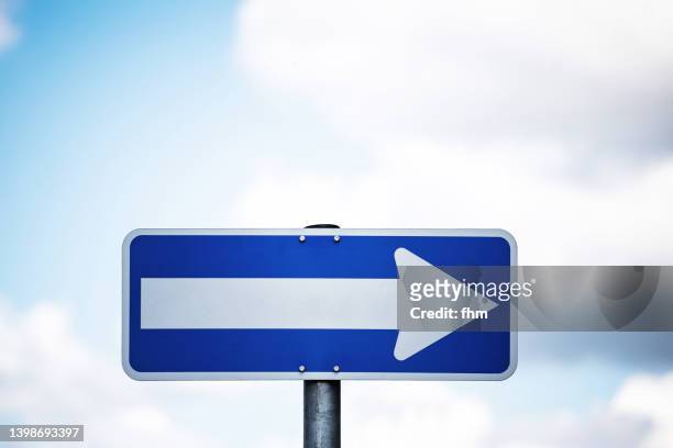 directional street sign - links platz stock-fotos und bilder