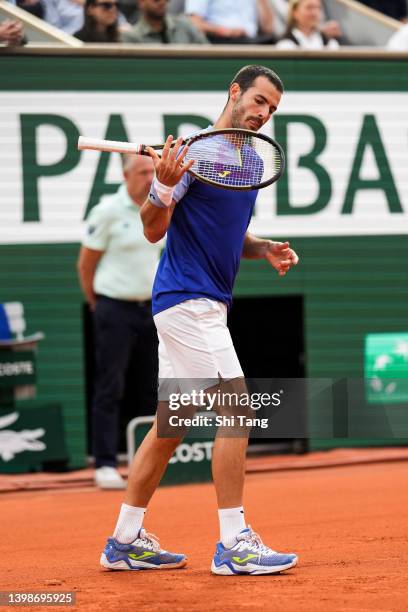 Juan Ignacio Londero of Argentina reacts against Carlos Alcaraz of Spain in their mens singles first round match during the 2022 French Open at...