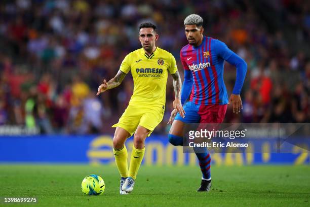 Paco Alcacer of Villarreal CF is closed down by Ronald Araujo of Barcelona during the LaLiga Santander match between FC Barcelona and Villarreal CF...