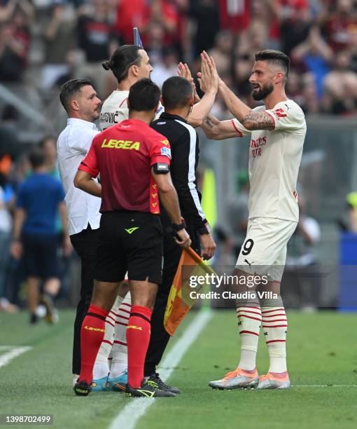 Zlatan Ibrahimovic of AC Milan substitutes teammate Olivier Giroud during the Serie A match between US Sassuolo and AC Milan at Mapei Stadium -...