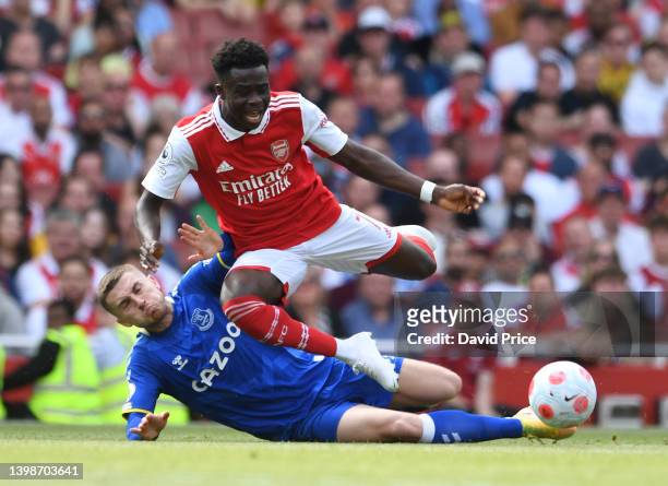 Bukayo Saka of Arsenal is challenged by Jonjoe Kenny of Everton during the Premier League match between Arsenal and Everton at Emirates Stadium on...