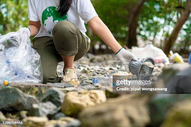 volunteers are working together to conserve the planet with coastal garbage collection, donation request, world environment day - annual global charity day stock-fotos und bilder
