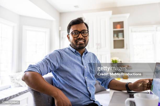 portrait of businessman working from home - indian man stockfoto's en -beelden