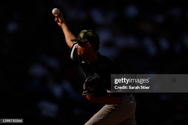 Joe Kelly of the Chicago White Sox pitches during the seventh inning of Game One of a doubleheader against the New York Yankees at Yankee Stadium on...