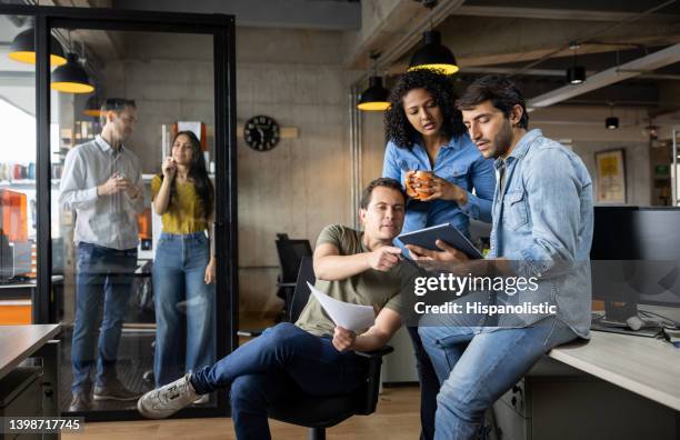 grupo de trabalhadores trabalhando em um escritório criativo - colega de trabalho papel humano - fotografias e filmes do acervo