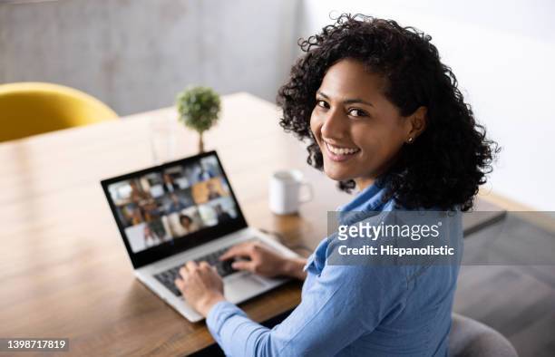 donna felice in un incontro di lavoro tramite videochiamata - evento virtuale foto e immagini stock