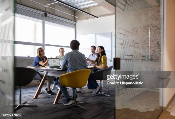 gruppo di uomini d'affari che parlano in una riunione in ufficio - business meeting foto e immagini stock